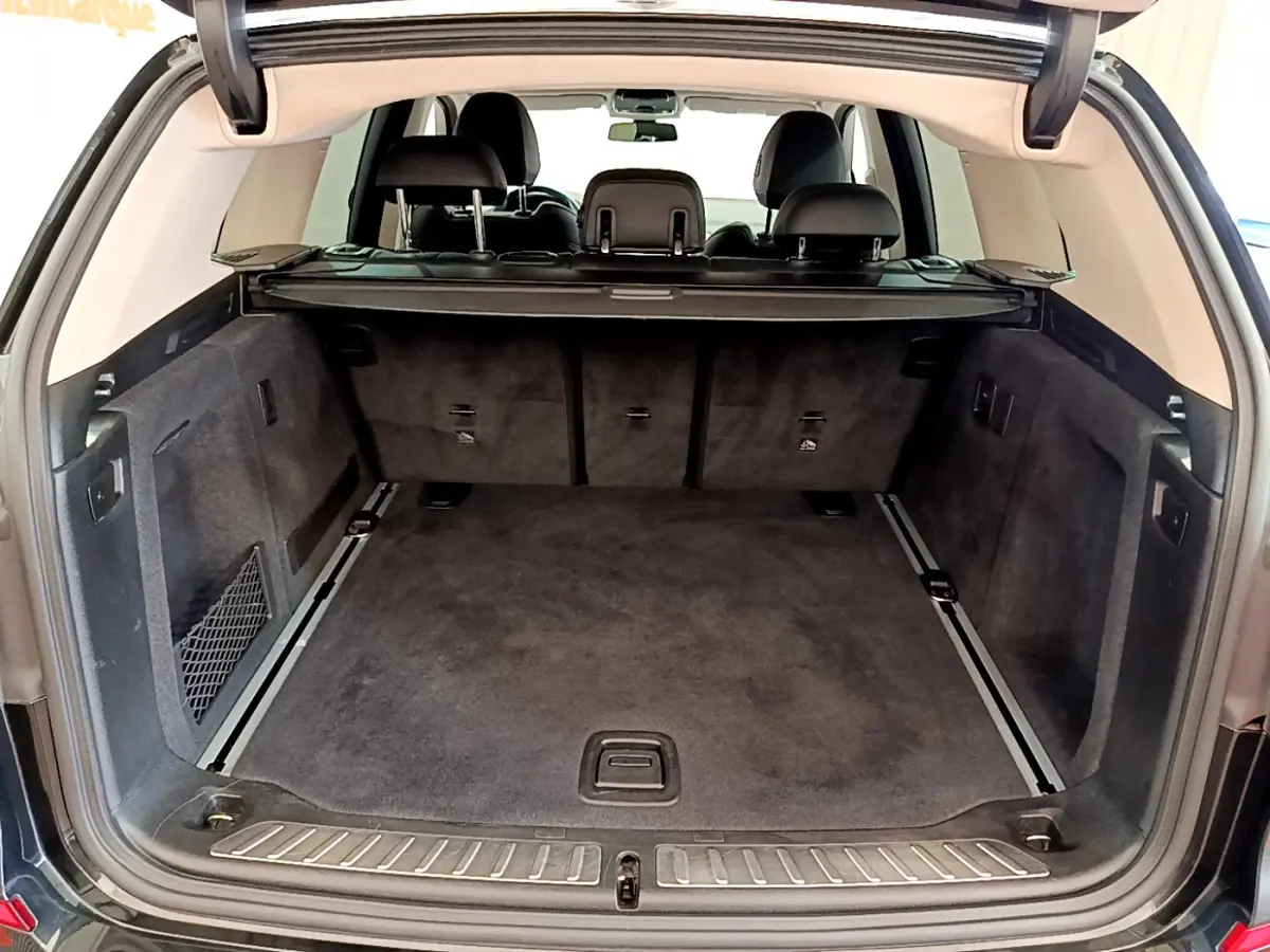 Coffre ouvert noir du BMW X3 xDrive20d 2020, vue arrière montrant l'espace de chargement et la banquette arrière.