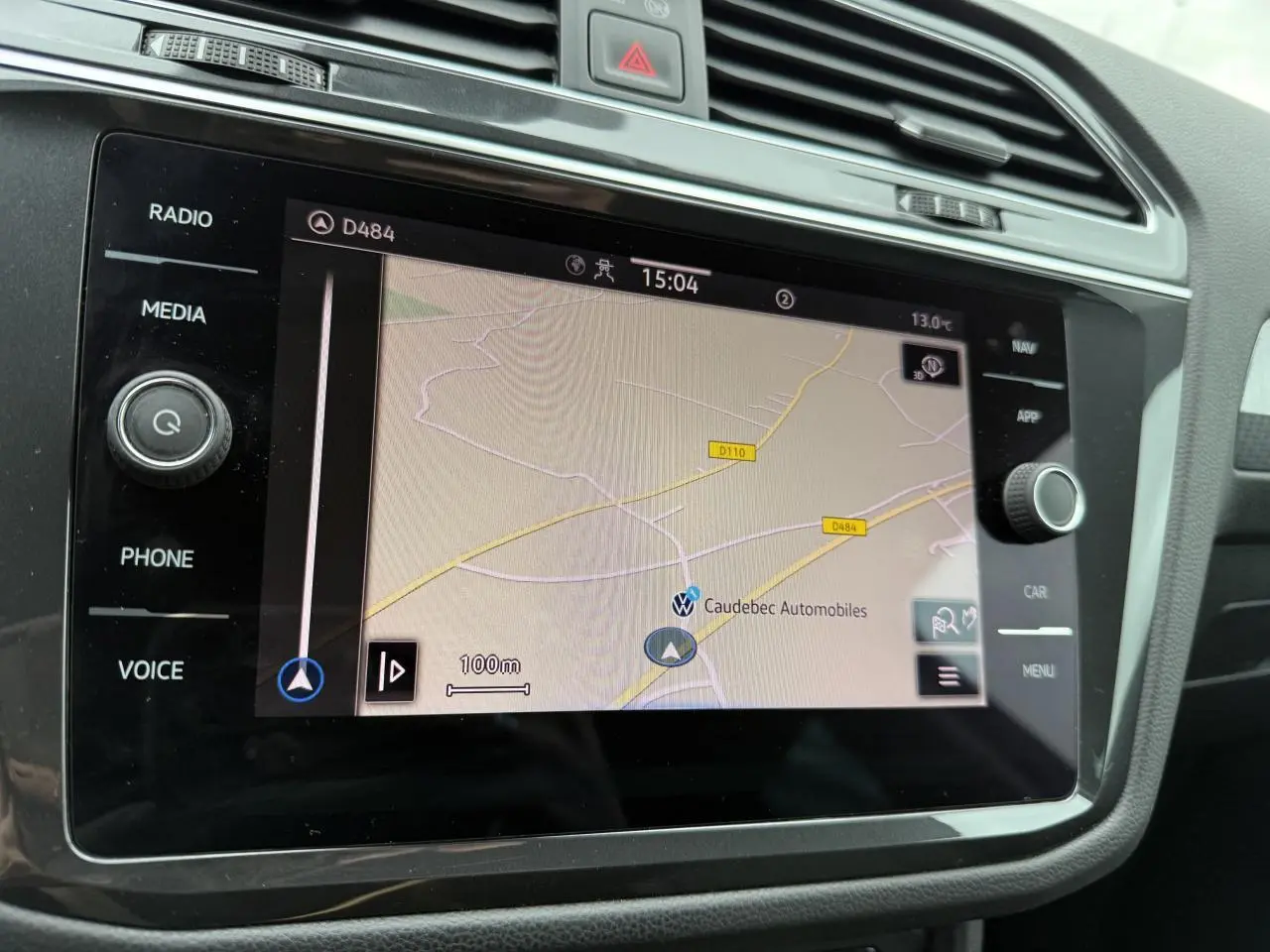 Écran tactile du système de navigation Discover Media du Volkswagen Tiguan 2022, vue rapprochée de la console centrale.