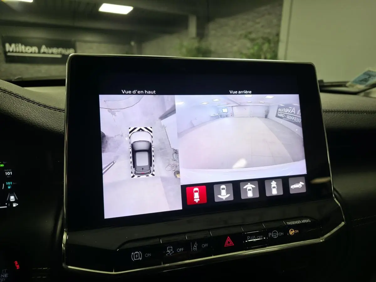 Écran central du Jeep Compass 2024 montrant la caméra 360° et vue arrière en stationnement intérieur.