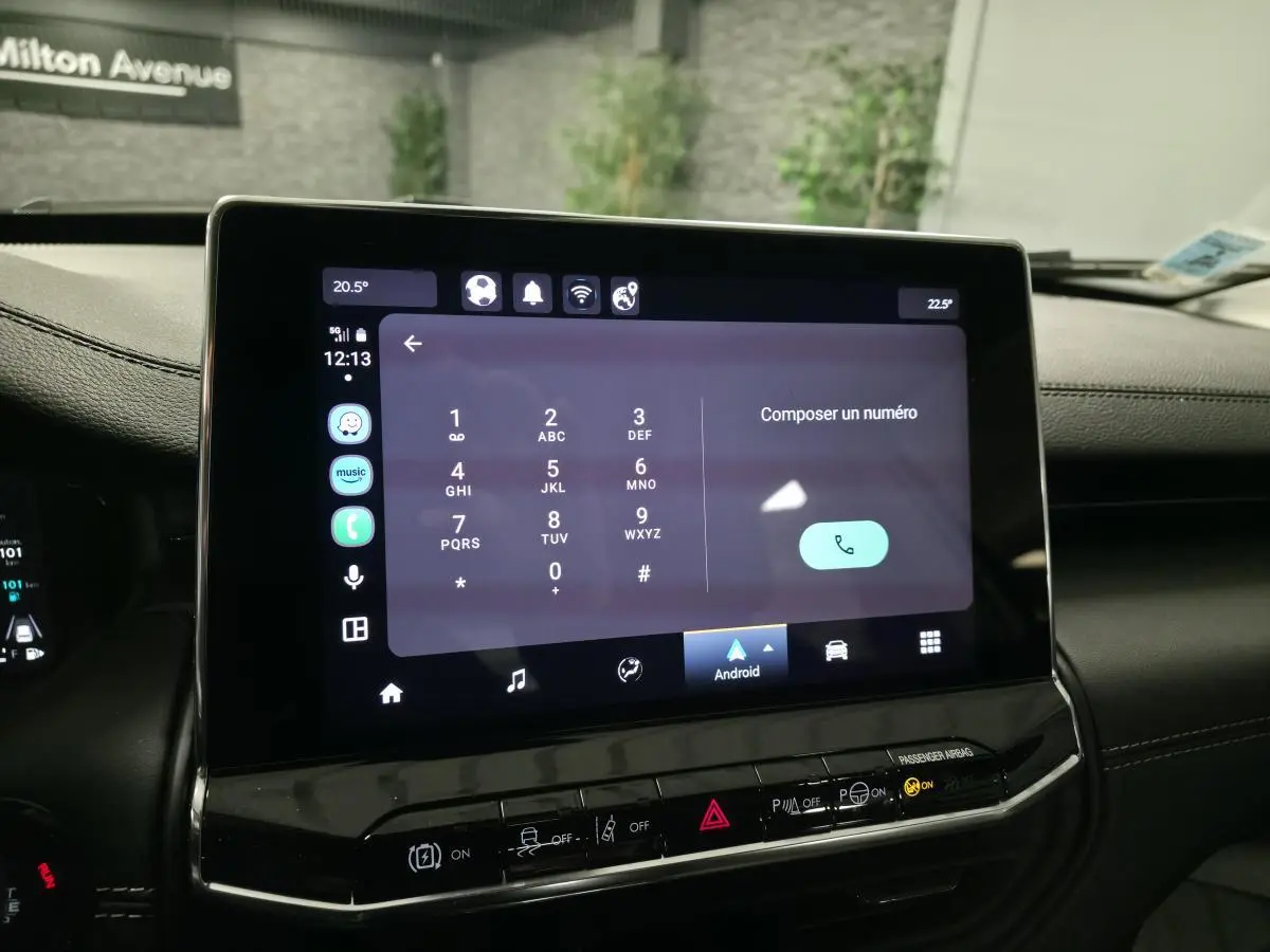 Écran tactile central affichant l'interface Android Auto dans l'habitacle du Jeep Compass blanc 2024.
