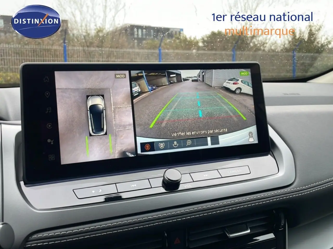 Écran central du Nissan Qashqai blanc nacré 2025 montrant la caméra de recul et la vue 360° intérieure.