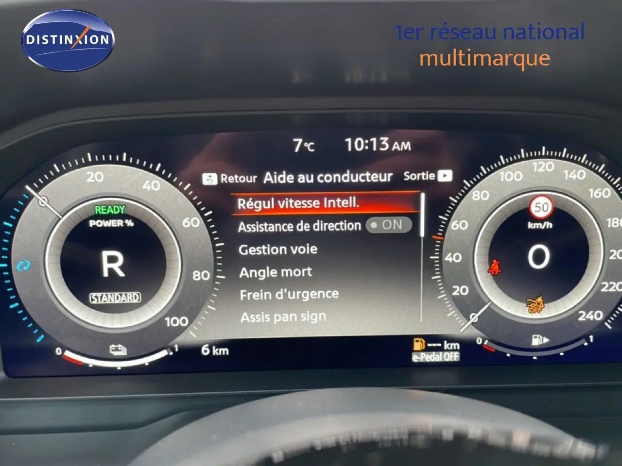 Tableau de bord numérique du Nissan Qashqai 2025, affichage des aides à la conduite et compteurs en vue frontale.