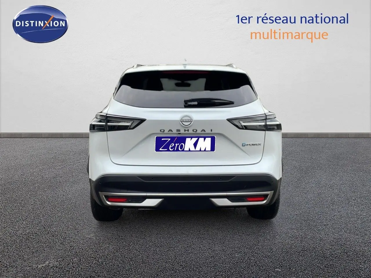 Vue arrière d'un Nissan Qashqai blanc nacré métal 2025 avec feux LED et logo E-POWER visible.