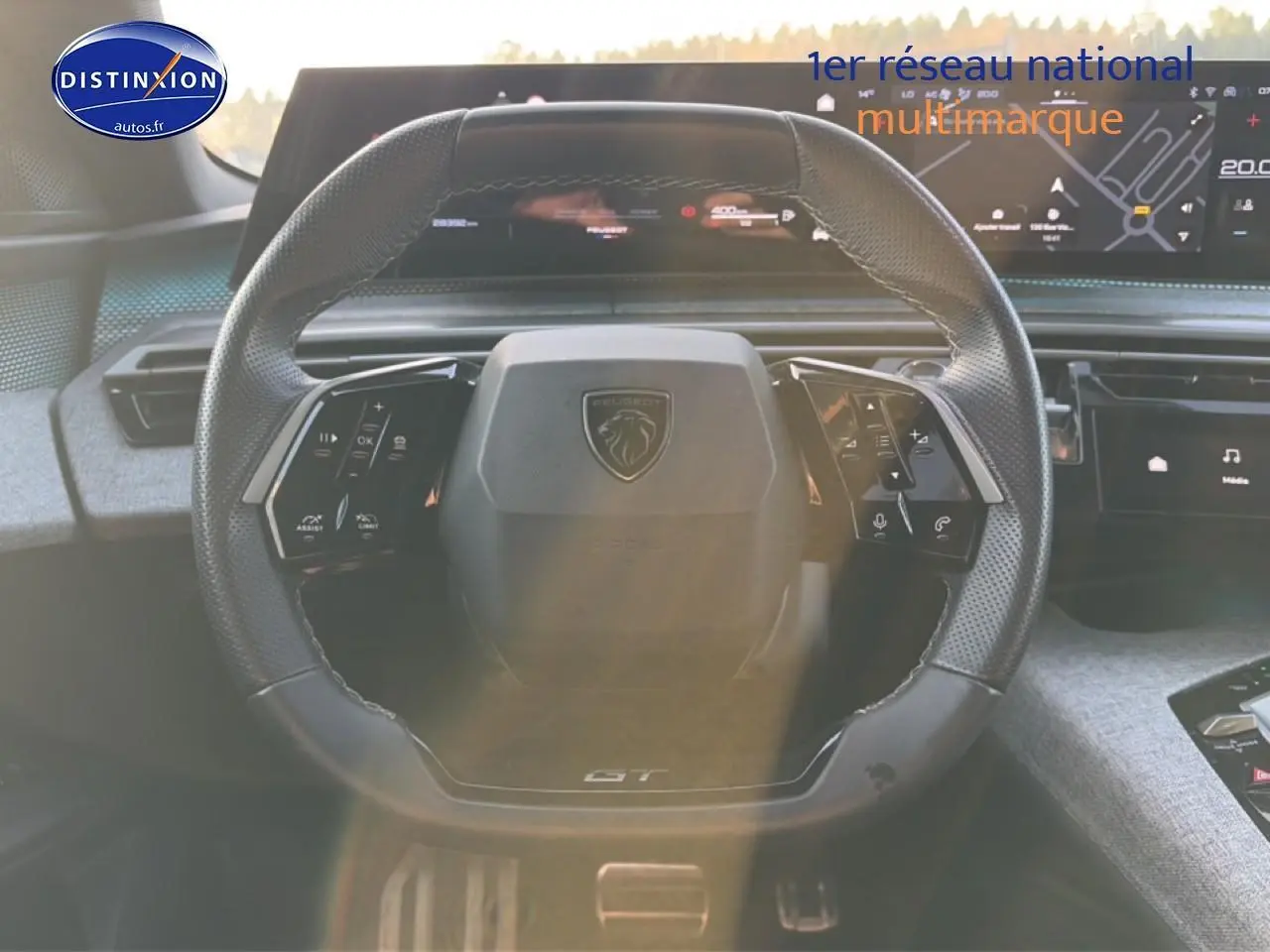 Vue rapprochée du volant cuir multifonction gris du Peugeot 3008 1.2 hybrid 145 GT avec tableau de bord numérique.