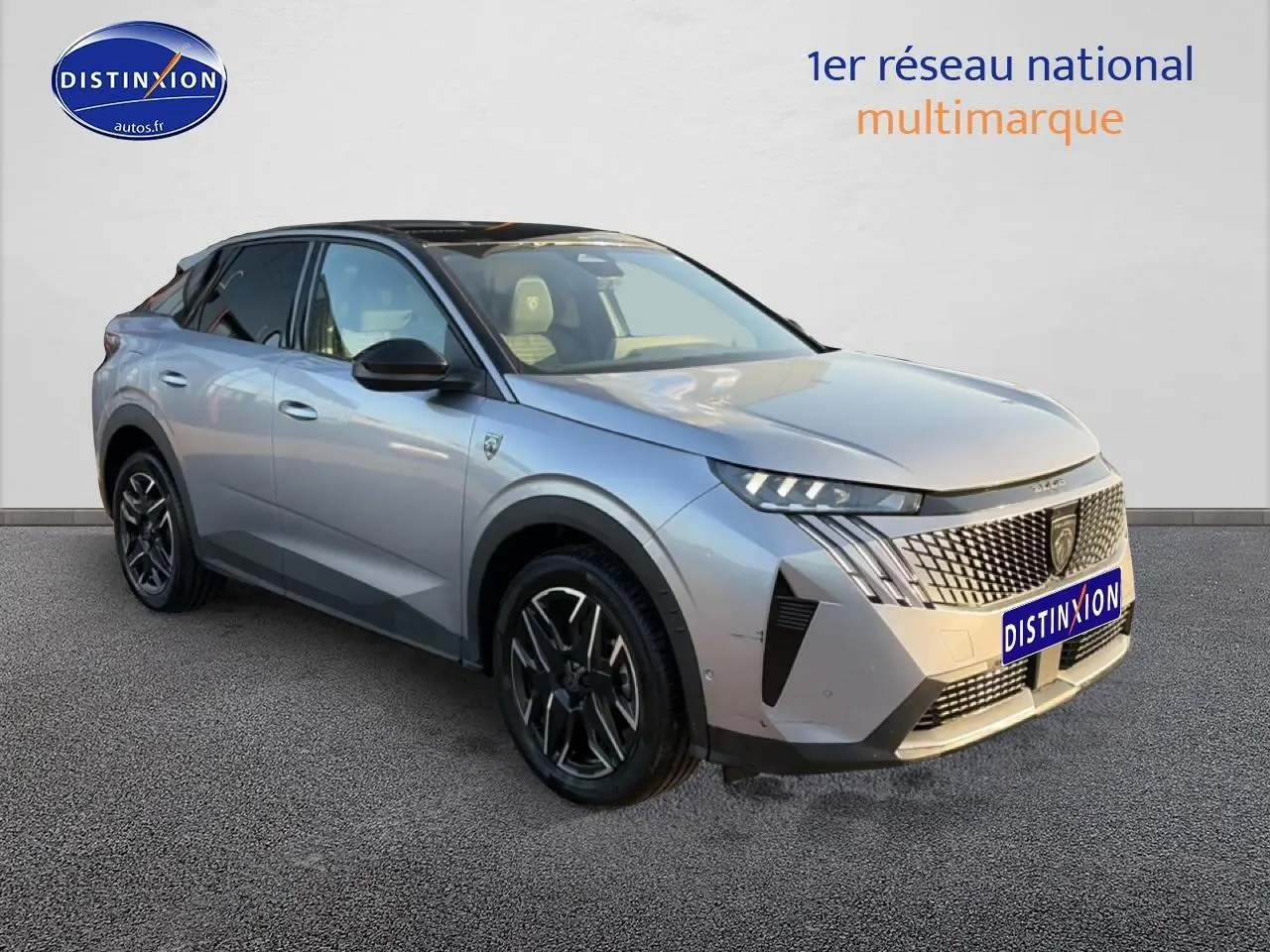 Peugeot 3008 gris vue 3/4 avant droit avec calandre distinctive et jantes alu noires.