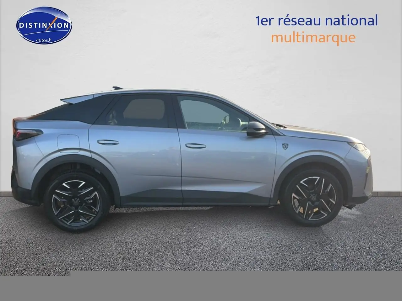 Profil droit du Peugeot 3008 gris 2025 avec jantes alliage noires et toit noir contrasté.