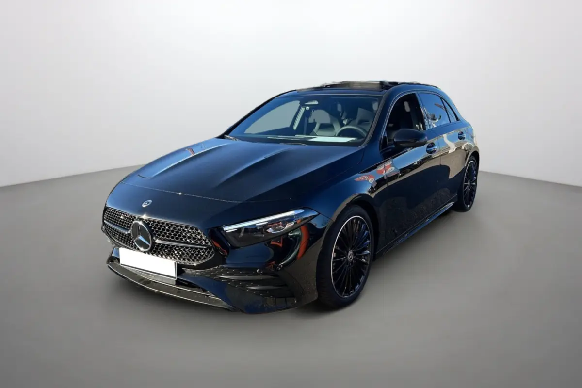 Mercedes Classe A 200D BVA Exclusive Design noir cosmos vue 3/4 avant avec jantes alu noires et toit ouvrant panoramique.