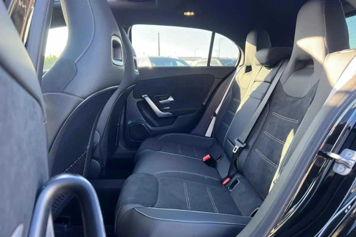 Vue intérieure côté droit montrant la banquette arrière en cuir tissu noir de la Mercedes Classe A 200D Exclusive Design.
