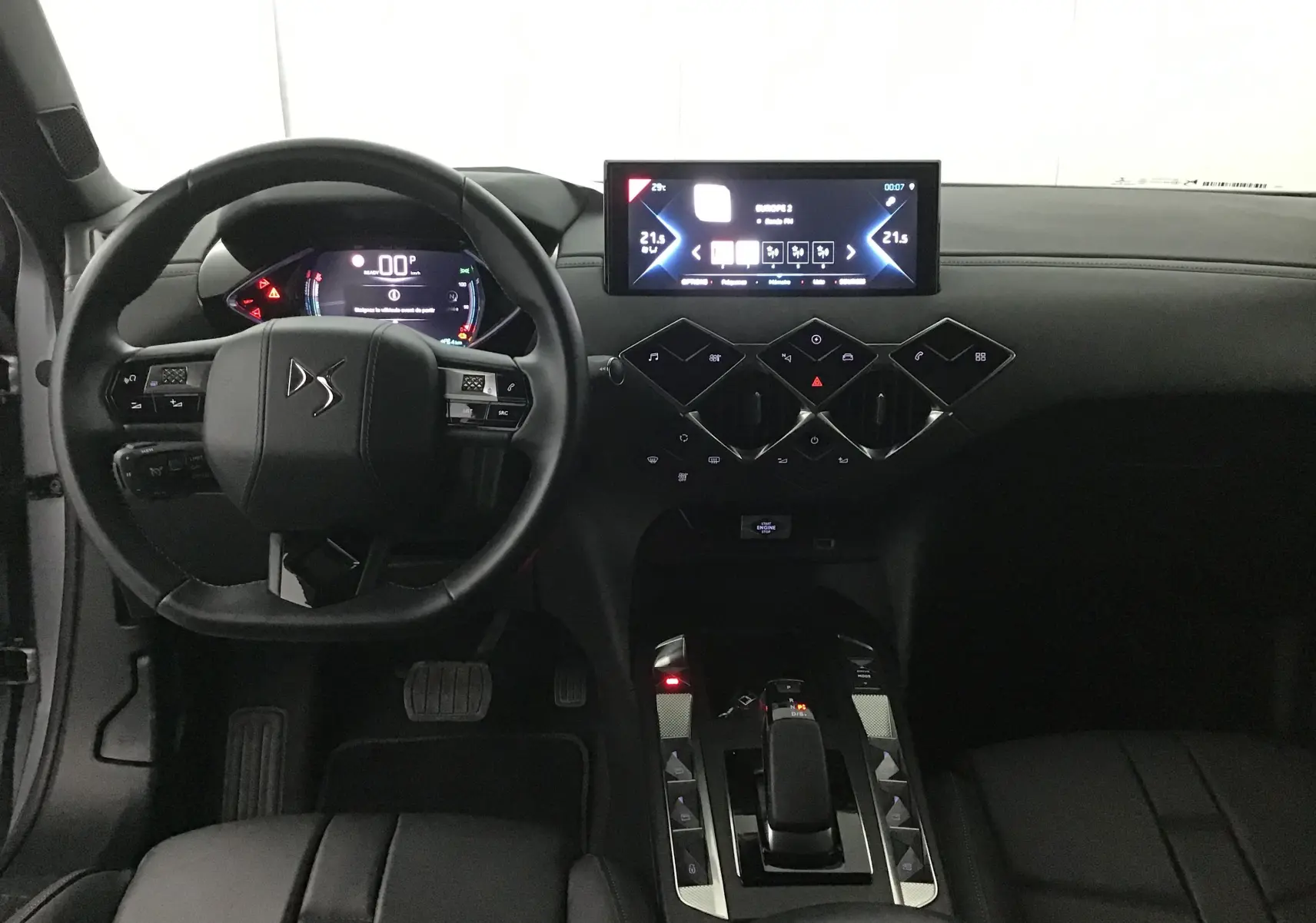 Vue intérieure frontale du tableau de bord et volant noir du DS3 Crossback E-TENSE avec écran tactile et commandes modernes.