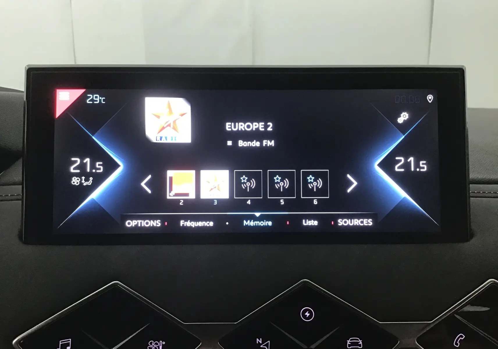 Écran central tactile du DS3 Crossback E-TENSE 2021 montrant la radio Europe 2 et la température à 21,5°C
