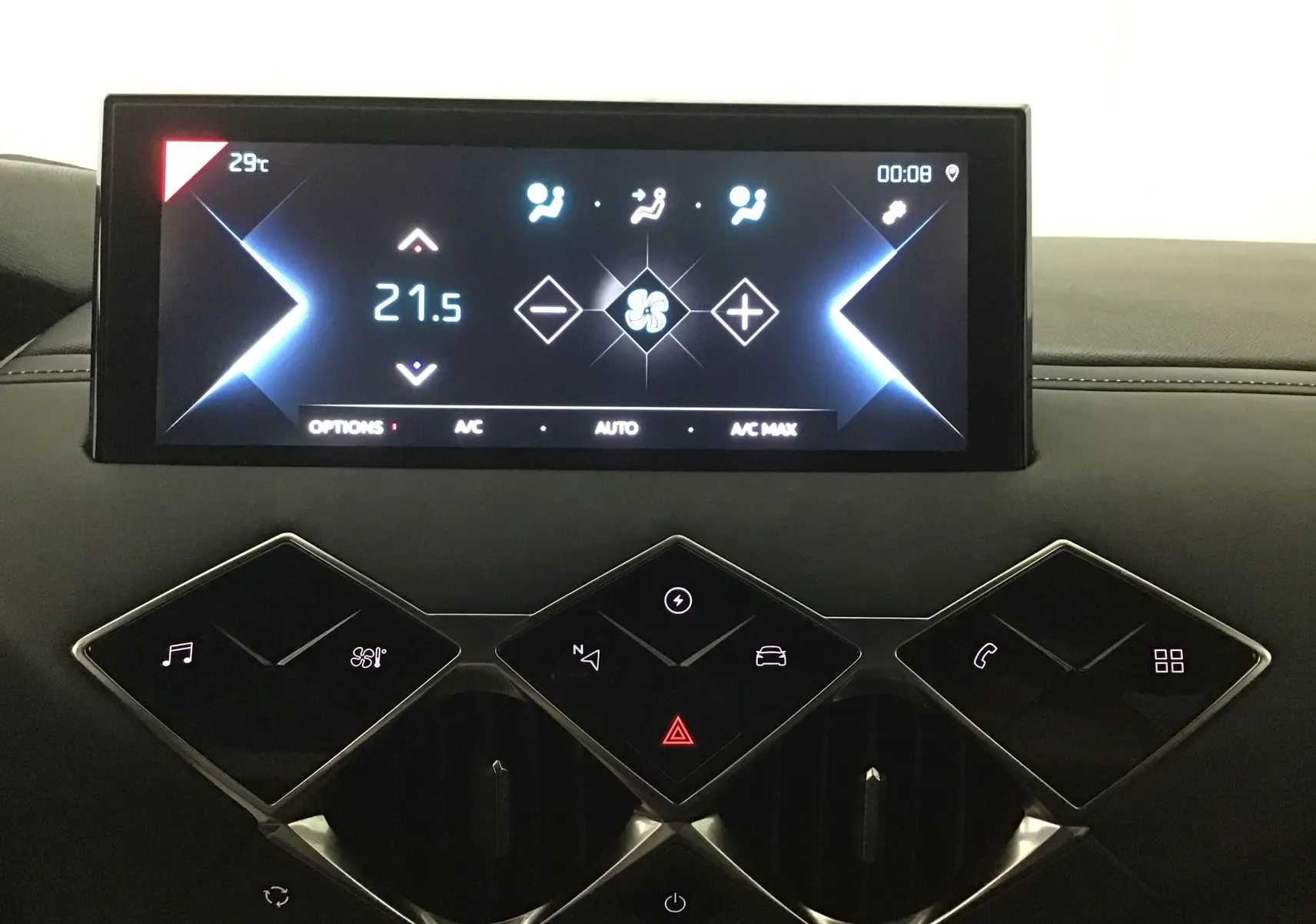 Écran tactile central et commandes en losange du tableau de bord du DS3 Crossback E-TENSE 2021, finition Grand Chic.