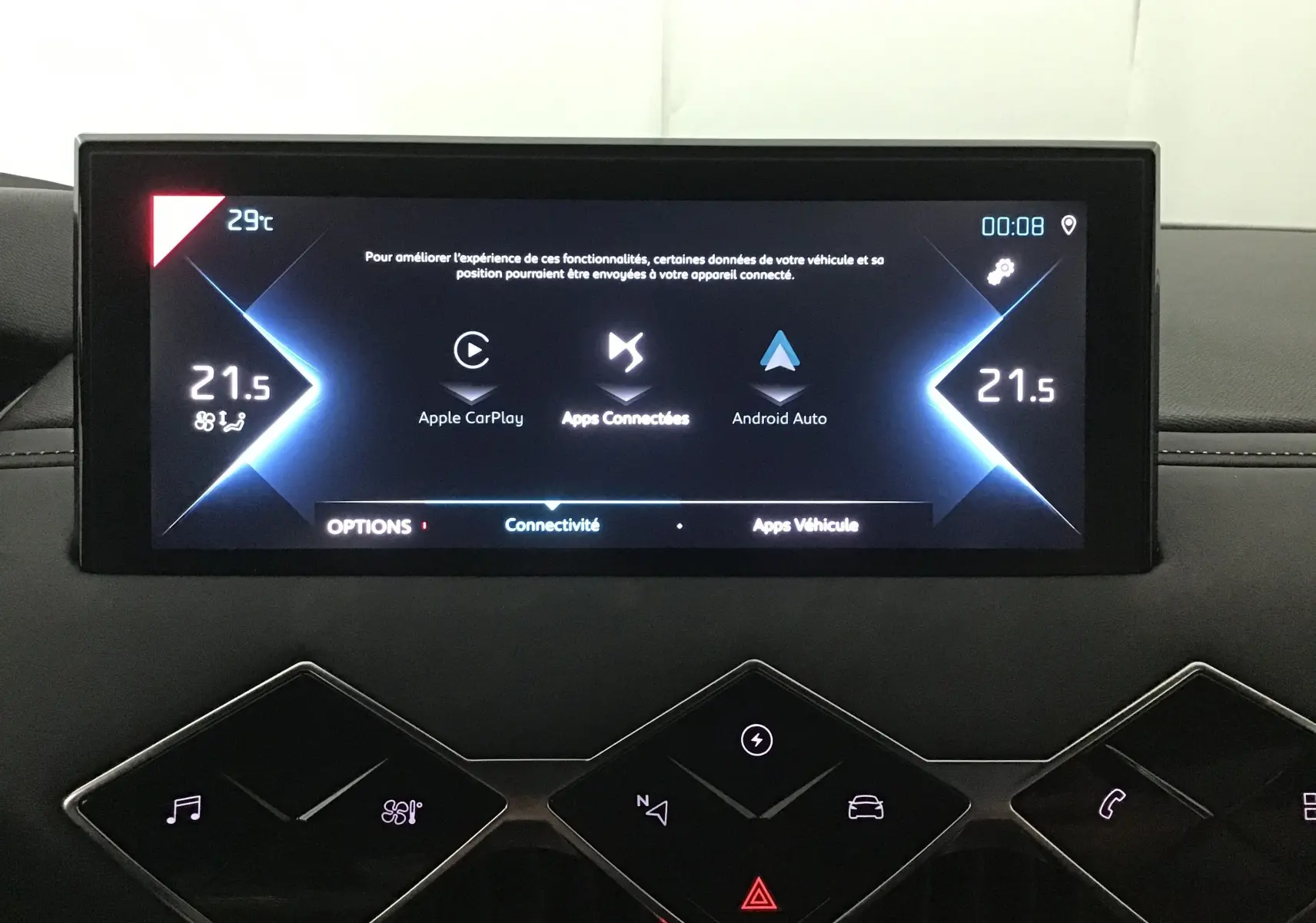 Écran tactile central du tableau de bord du DS3 Crossback E-TENSE 2021 affichant la connectivité Apple CarPlay et Android Auto.