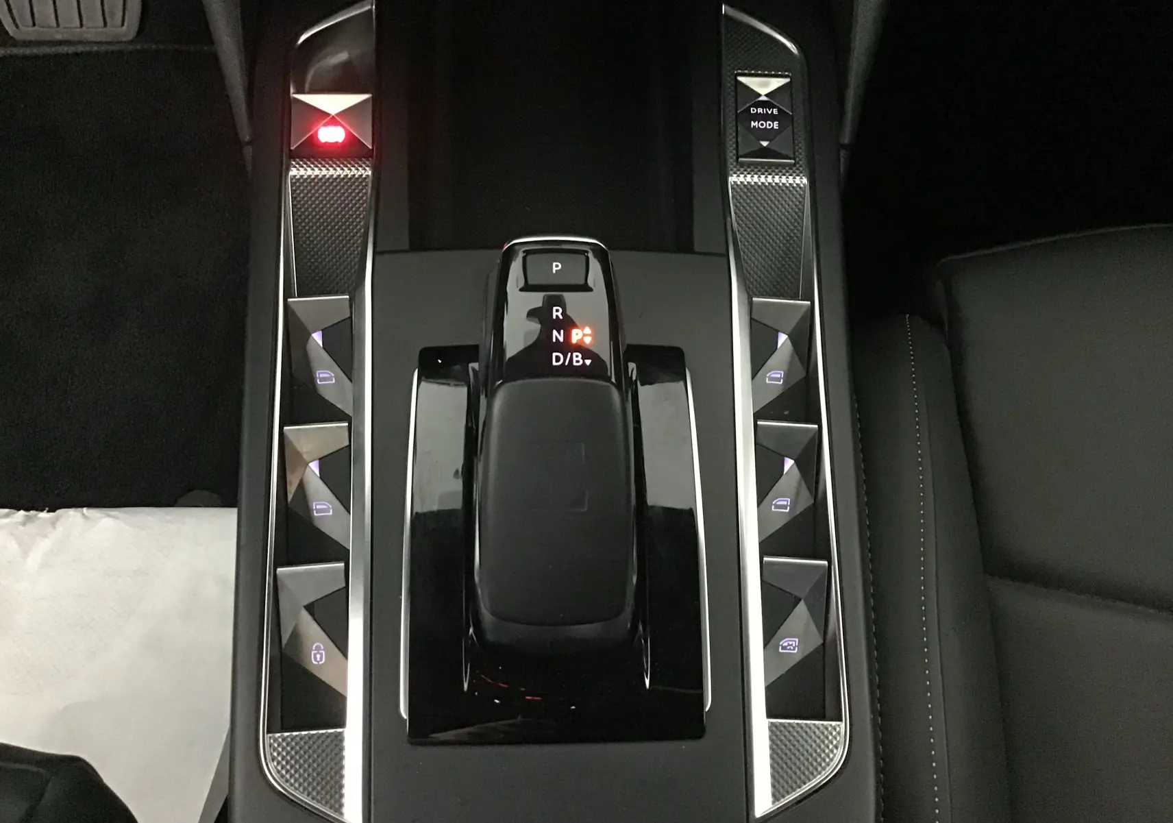 Vue rapprochée de la console centrale noire du DS3 Crossback E-TENSE 2021 avec levier de vitesses automatique et commandes tactiles.