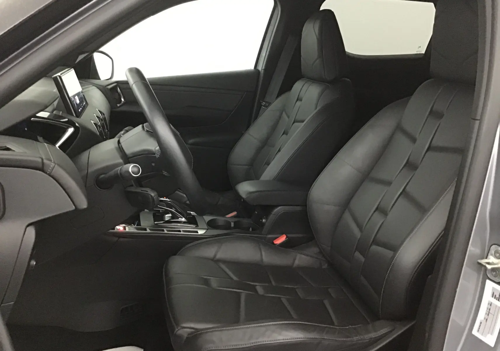 Intérieur côté gauche du DS3 Crossback E-TENSE 2021 avec sièges cuir noirs et tableau de bord moderne gris Artense.