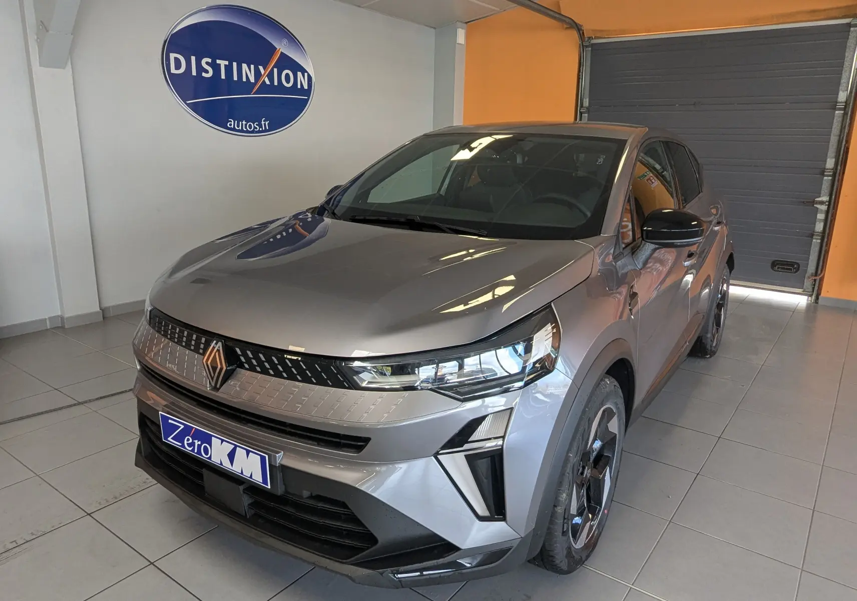 Renault Captur E-Tech Full Hybrid 160ch en gris cassiopée, vue 3/4 avant droit dans un showroom intérieur.