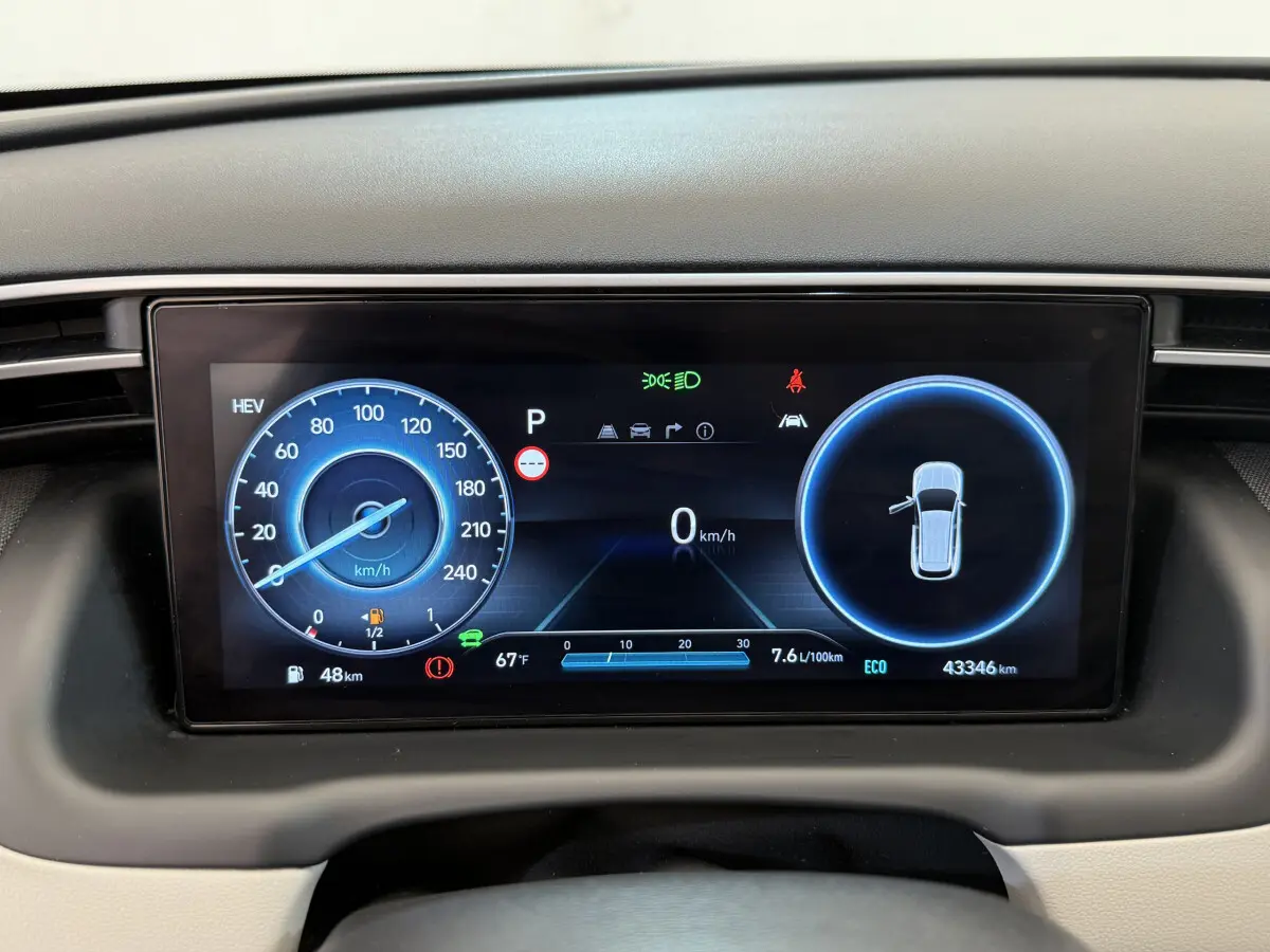 Affichage numérique du tableau de bord du Hyundai Tucson hybride rechargeable 2022, avec vitesse et état portes ouvertes.