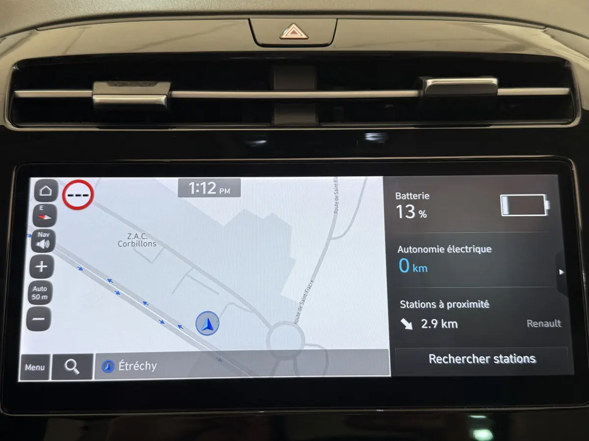 Écran tactile du tableau de bord du Hyundai Tucson 2022 affichant la navigation et l'état batterie à 13%