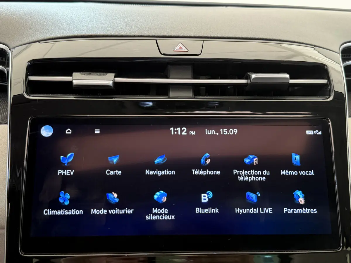 Écran tactile central affichant menu multimédia dans l'habitacle noir du Hyundai Tucson 2022.