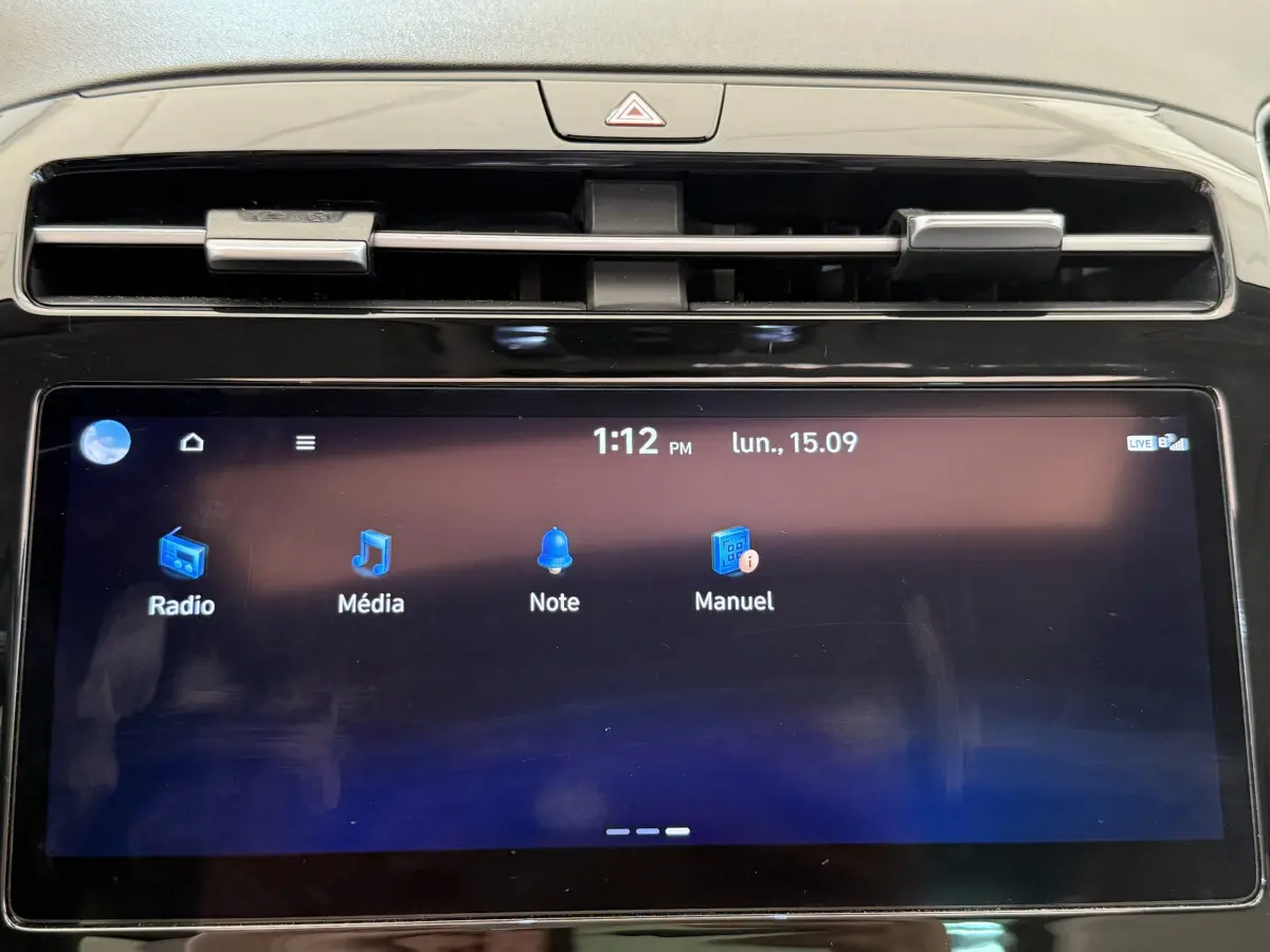 Écran tactile du tableau de bord du Hyundai Tucson noir, affichant les icônes Radio, Média, Note et Manuel.