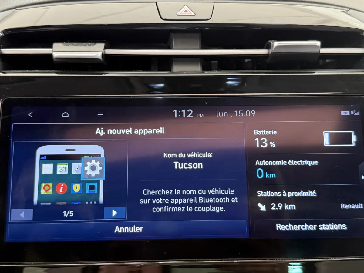 Écran tactile central du Hyundai Tucson hybride rechargeable affichant la connexion Bluetooth et l'état batterie à 13%