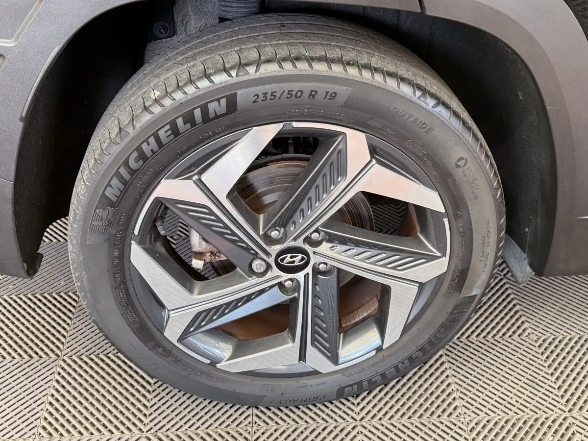 Gros plan sur la jante alliage bicolore et pneu Michelin du Hyundai Tucson noir, côté arrière droit.