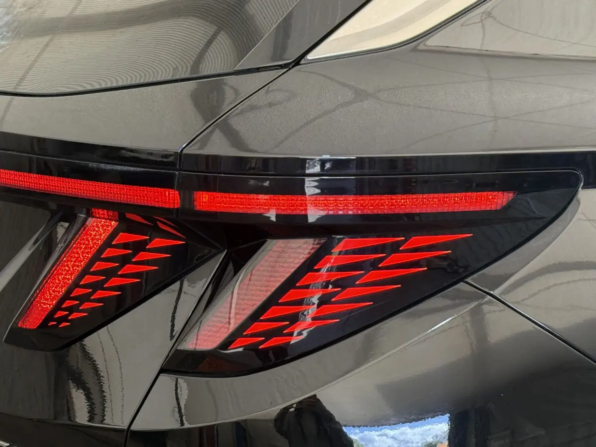 Feu arrière droit allumé du Hyundai Tucson noir 2022, mettant en valeur son design LED anguleux et moderne.