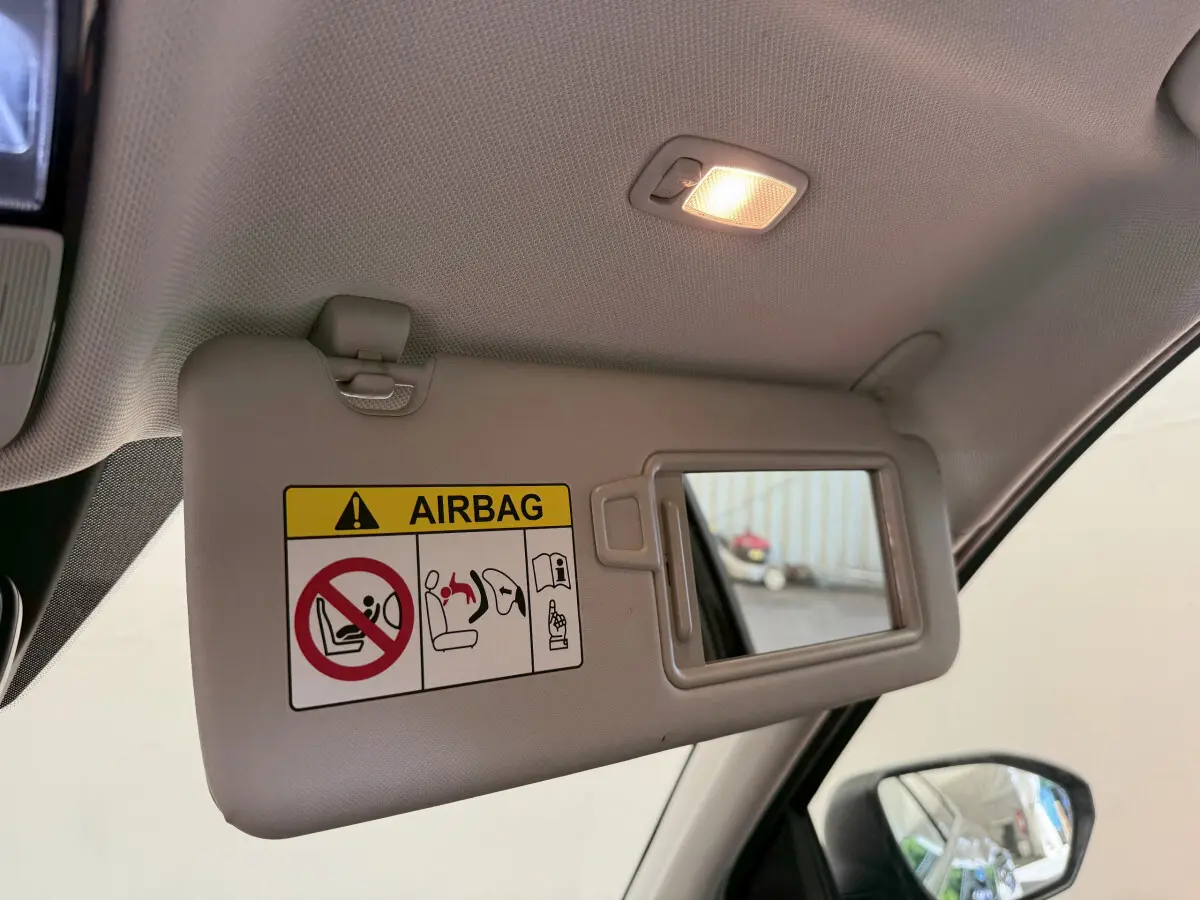 Détail du pare-soleil côté conducteur avec miroir et avertissement airbag dans un Hyundai Tucson noir 2022