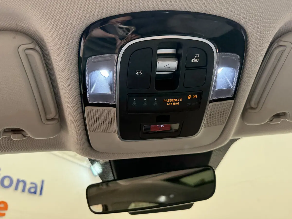 Plafonnier intérieur avec éclairage LED et indicateur airbag passager activé dans un Hyundai Tucson noir 2022.
