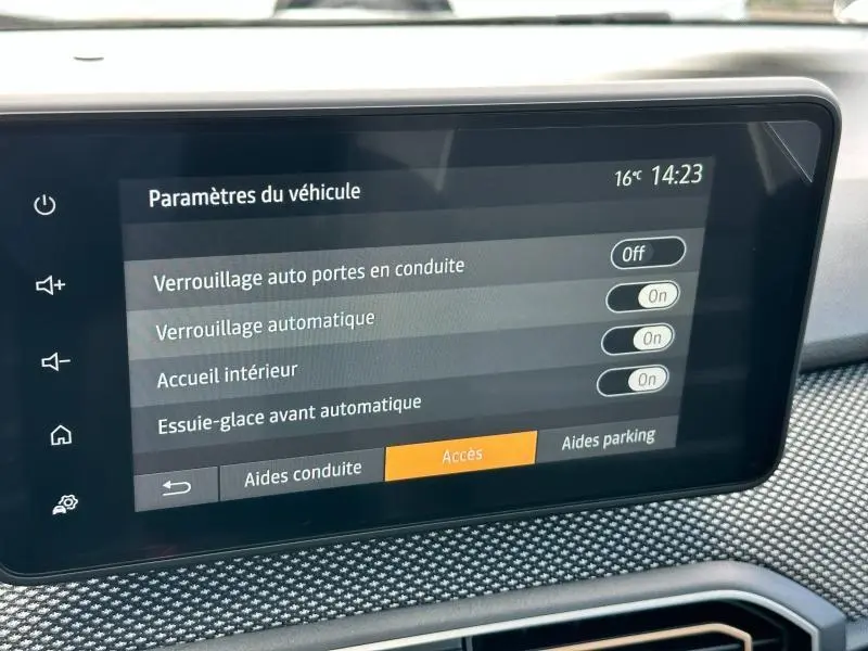 Écran tactile central du tableau de bord de la Dacia Sandero 2025 affichant les paramètres d'accès et verrouillage