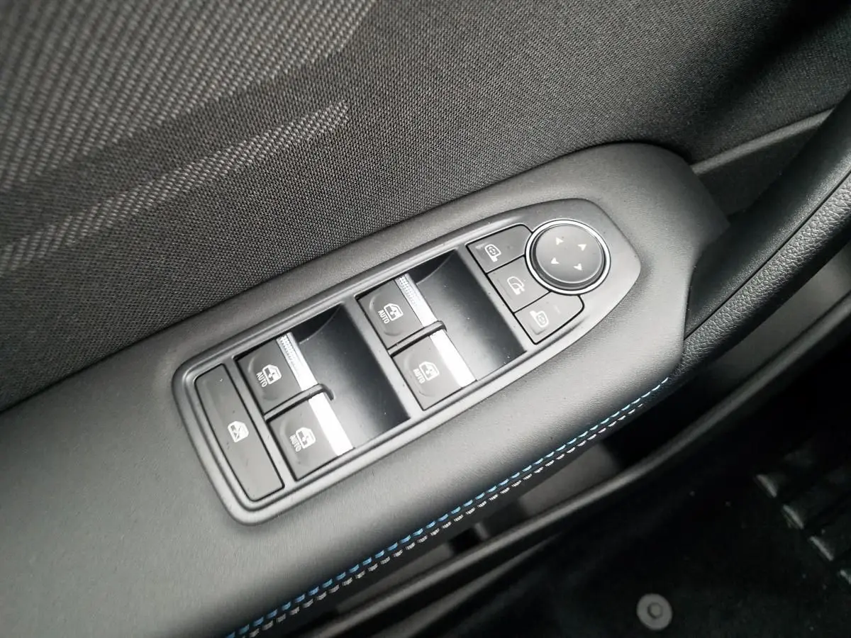 Commande des vitres et réglage des rétroviseurs côté conducteur du Renault Captur 1.8 E-Tech hybride gris Rafale.