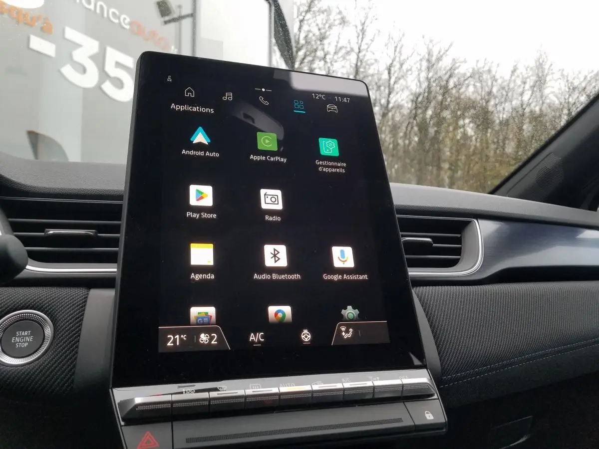 Écran tactile central affichant Android Auto et Apple CarPlay dans l'habitacle du Renault Captur gris Rafale 2025.