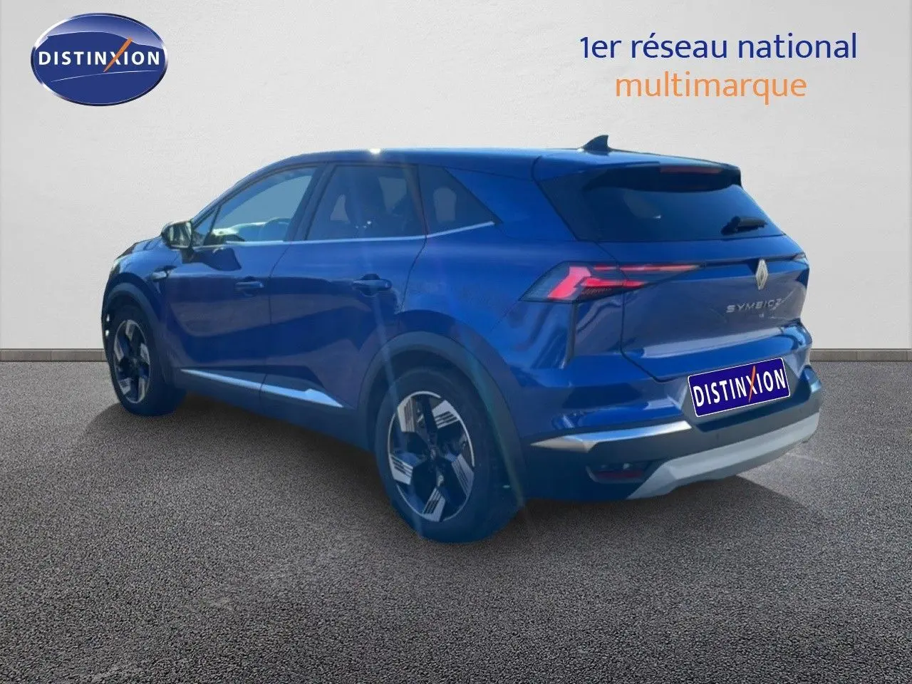 Vue 3/4 arrière droite d’un Renault Symbioz bleu iron metal avec feux LED et jantes stylisées.