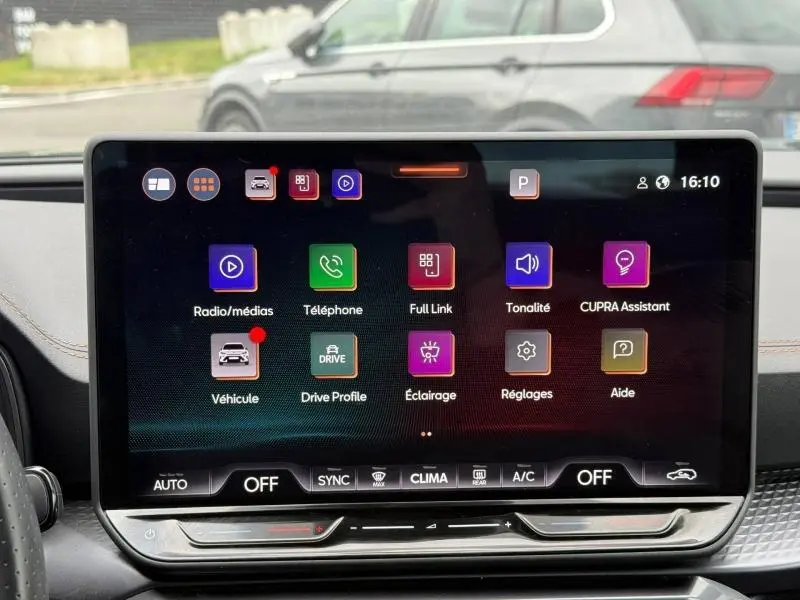 Écran tactile central du tableau de bord du CUPRA Formentor bleu, affichant les menus multimédia et véhicule.