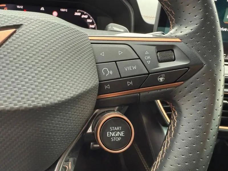 Gros plan sur le volant cuir perforé avec commandes multifonctions et bouton start/stop du CUPRA Formentor 2.0 TDI 2025.