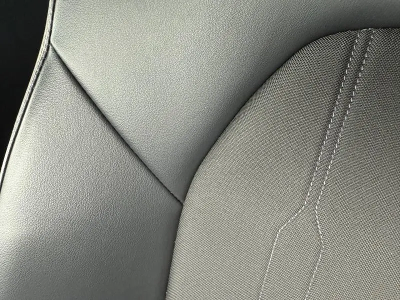 Détail du revêtement textile et TEP noir asphalte du siège avant du CUPRA Formentor 2.0 TDI 2025.
