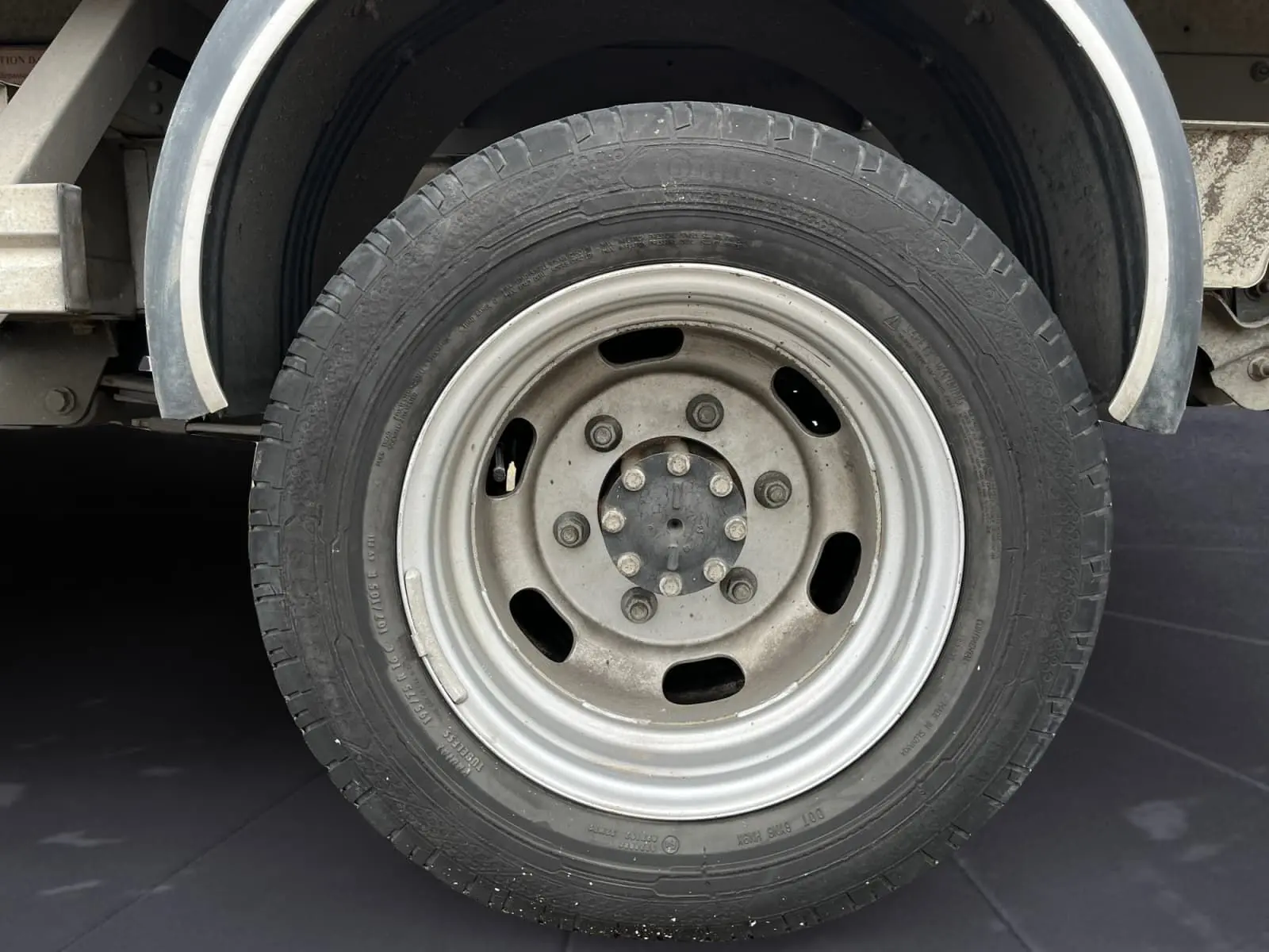 Gros plan sur la roue jumelée arrière droite du Renault Master Châssis Cabine blanc avec benne et coffre.