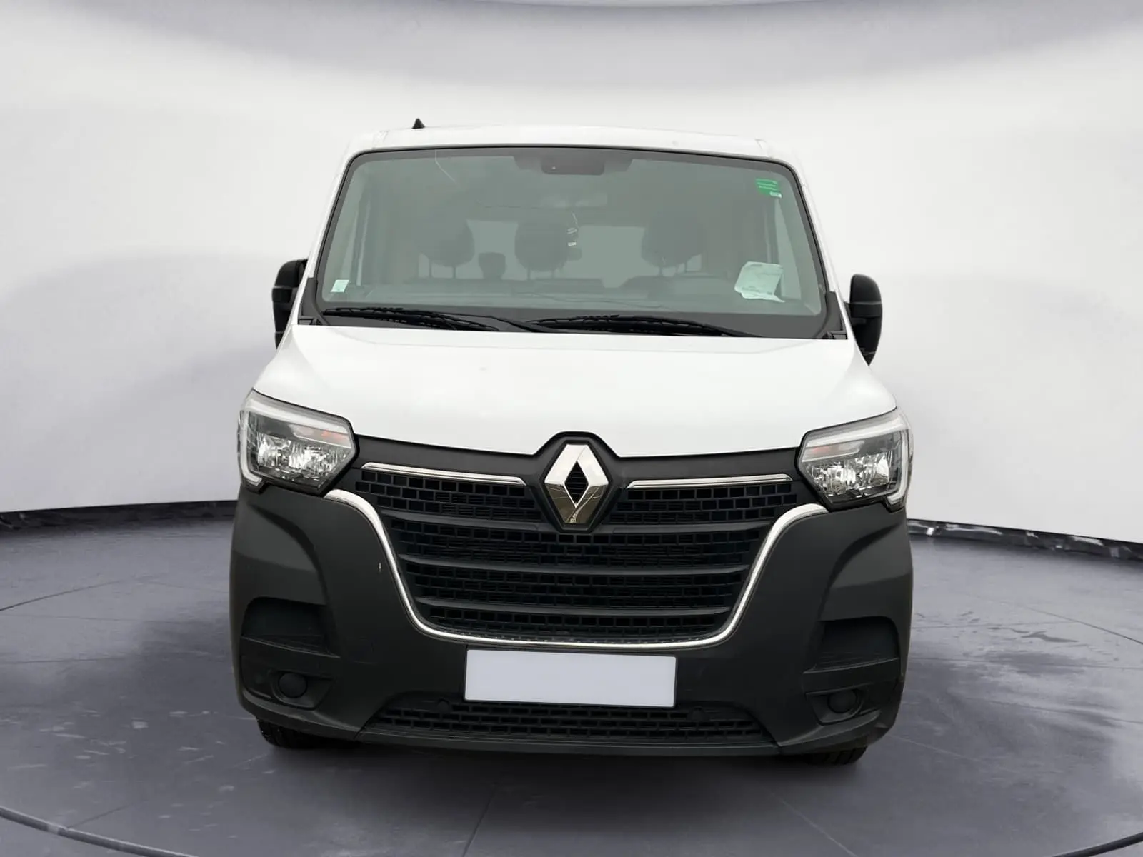 Vue de face du Renault Master Châssis Cabine blanc 2023 avec calandre noire et logo Renault central.