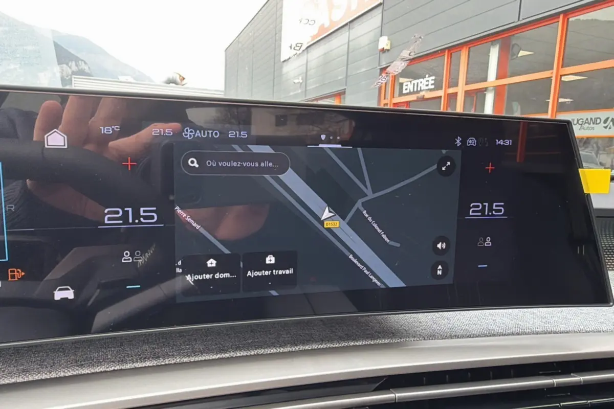 Écran tactile central du Peugeot 3008 Hybrid 145 GT Alcantara affichant la navigation GPS en intérieur.