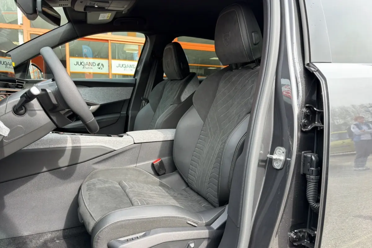 Vue intérieure côté conducteur du Peugeot 3008 Hybrid 145 GT avec sièges Alcantara gris et détails couture contrastés.
