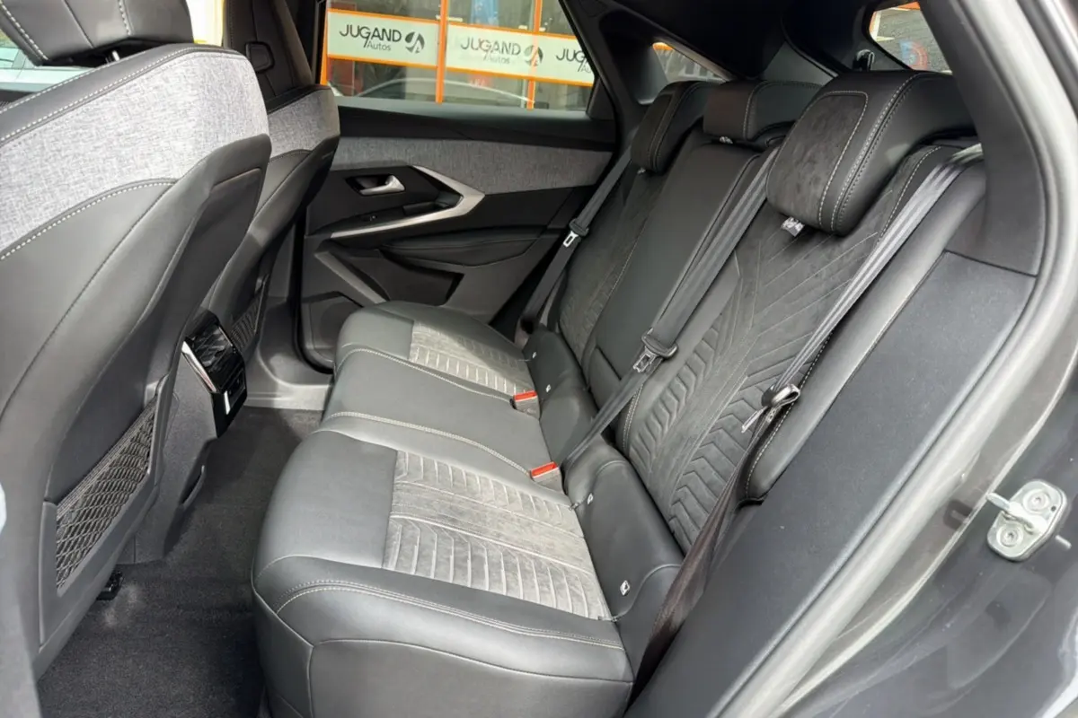 Vue latérale droite de la banquette arrière en cuir alcantara gris d’un Peugeot 3008 Hybrid 145 GT 2025.