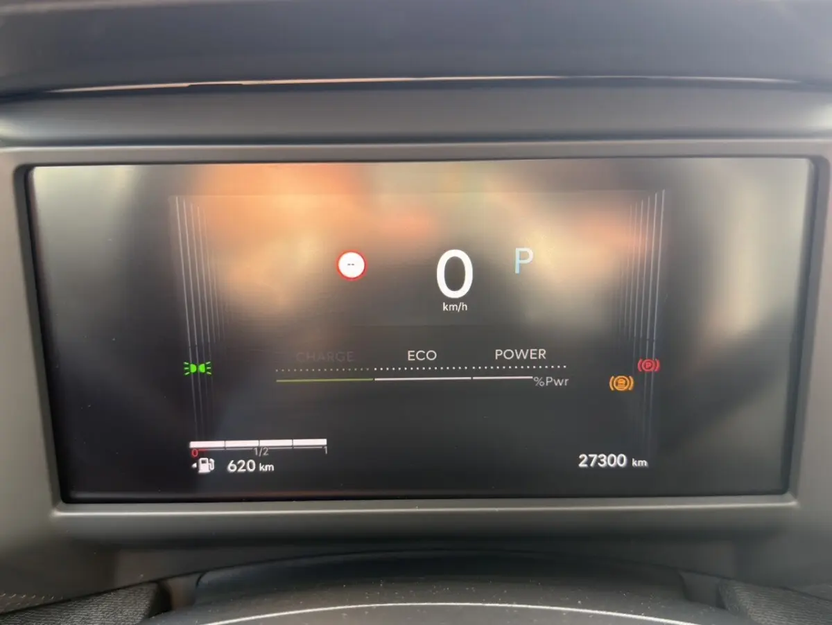 Affichage numérique du tableau de bord de la Citroën C4 hybride, indiquant 0 km/h et 27 300 km au compteur.