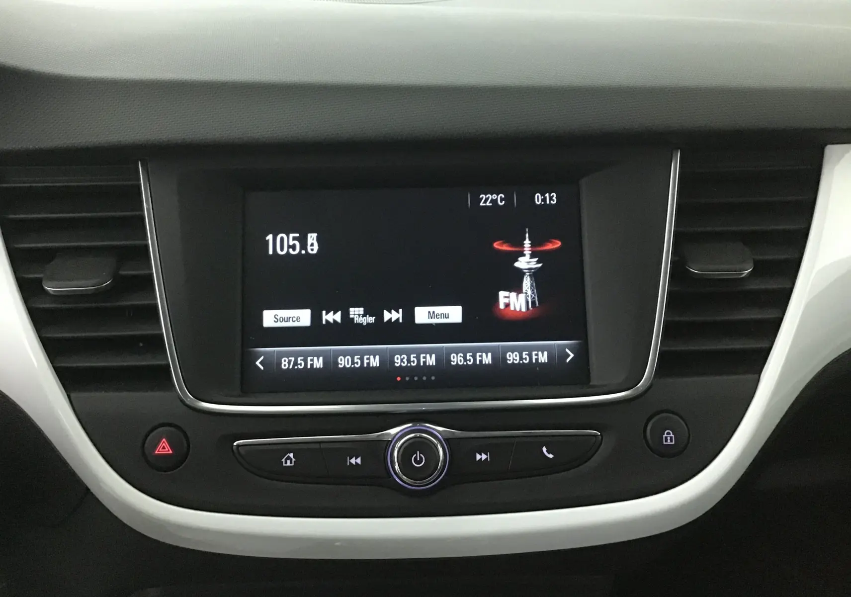 Écran central tactile de l’Opel Crossland 2022 affichant la radio FM avec commandes intégrées et ventilation latérale.