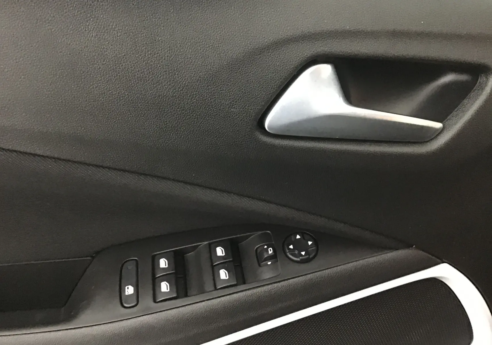 Poignée de porte intérieure côté gauche avec commandes électriques des vitres et rétroviseurs sur Opel Crossland noir 2022.