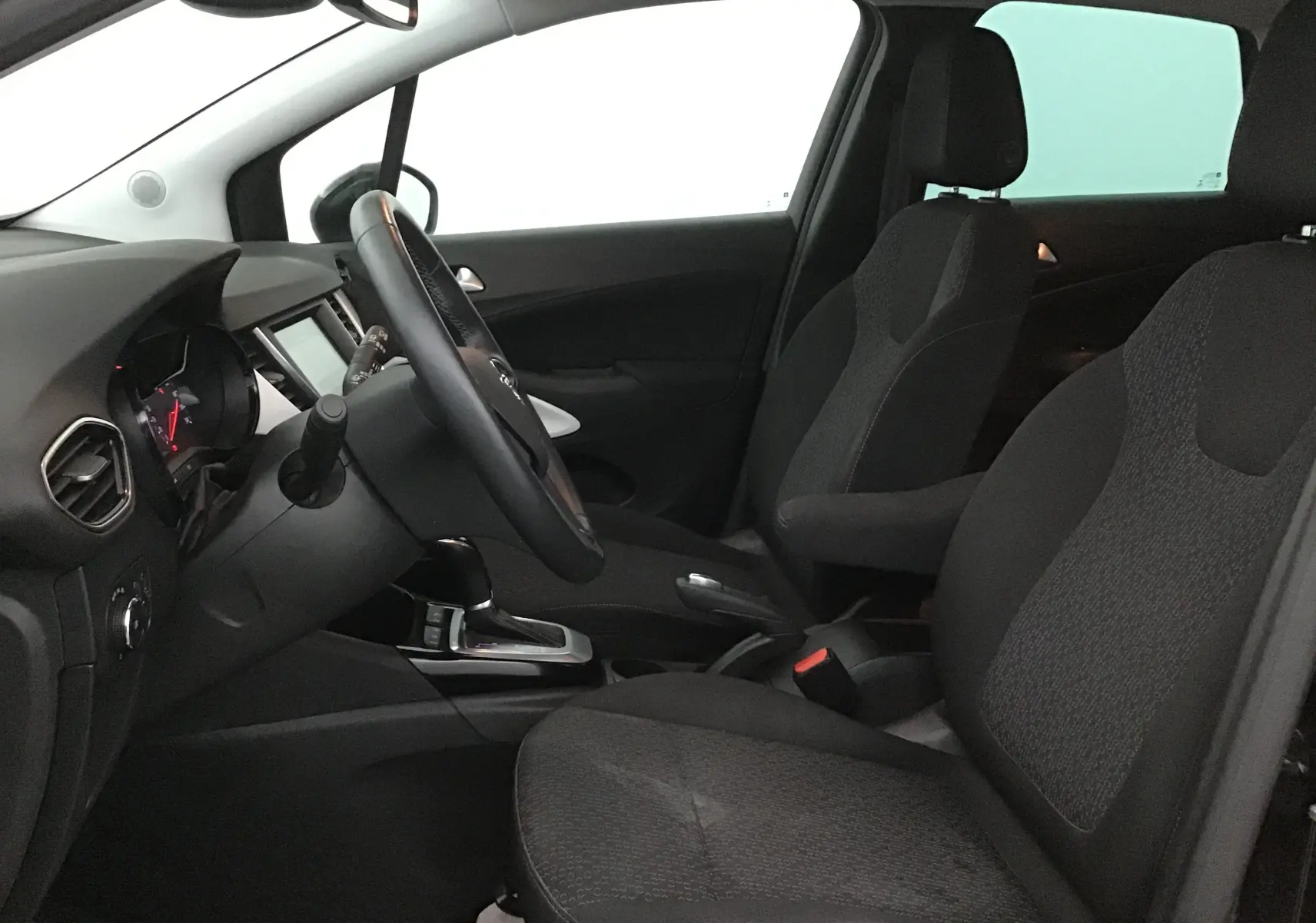 Intérieur noir de l'Opel Crossland 2022, vue côté gauche sur les sièges avant et le tableau de bord avec boîte auto.
