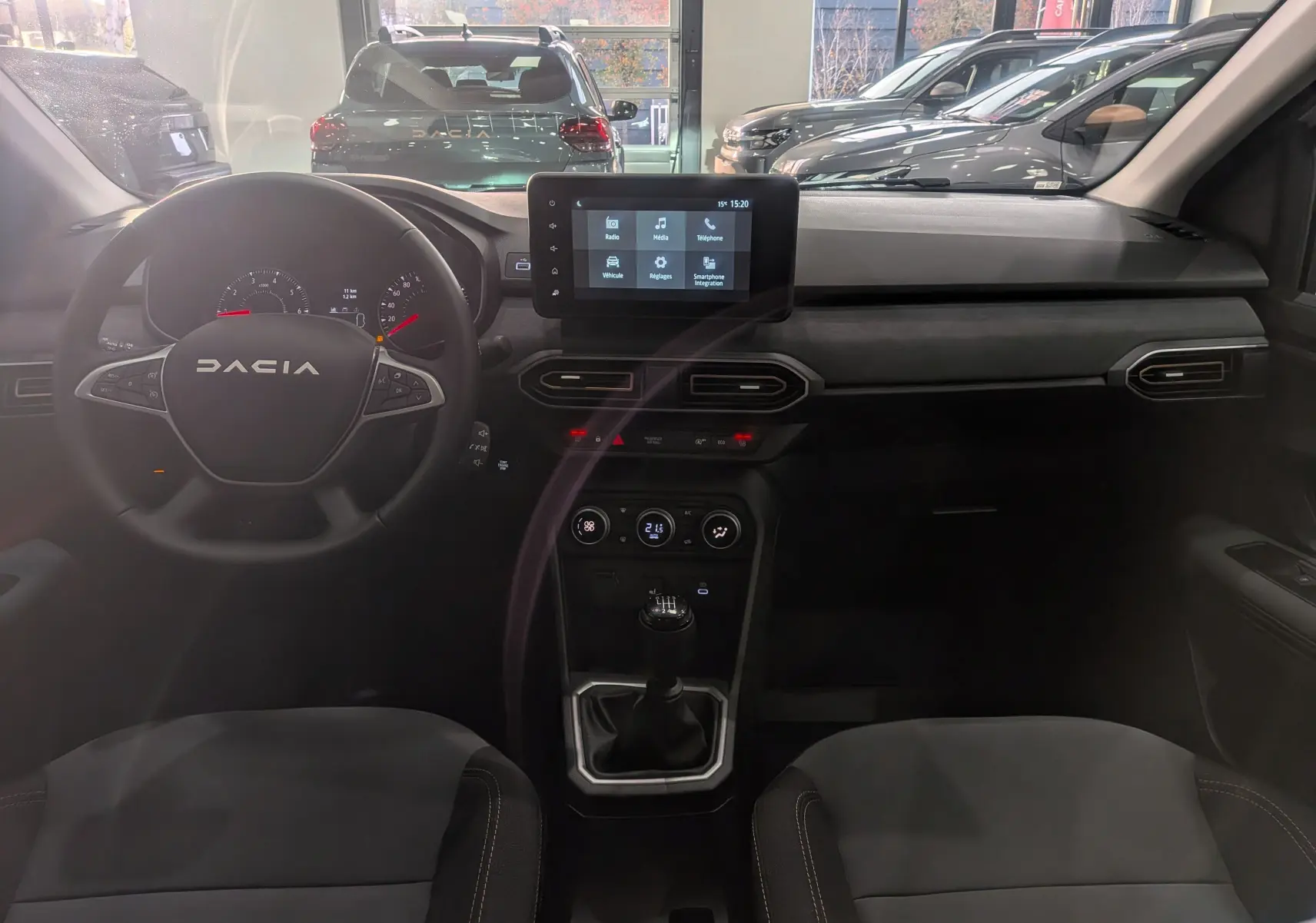 Vue intérieure du tableau de bord de la Dacia Sandero Stepway 2025 avec écran tactile et volant multifonction noir.