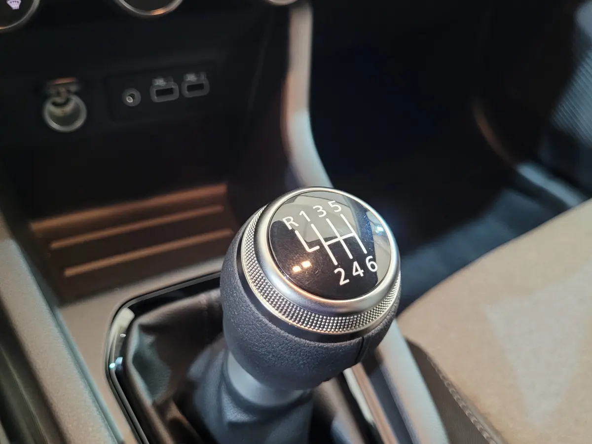 Gros plan sur le levier de vitesse manuel noir de la Renault Clio Evolution Blue dCi 100 2025.