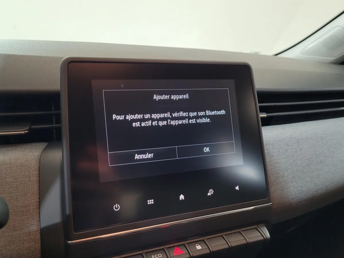 Écran tactile central affichant la connexion Bluetooth dans l'habitacle clair d'une Renault Clio Evolution Blue dCi 100 2025.