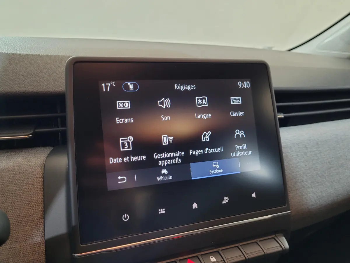 Écran tactile central de la Renault Clio bleu 2025 affichant le menu Réglages à l'intérieur du véhicule.