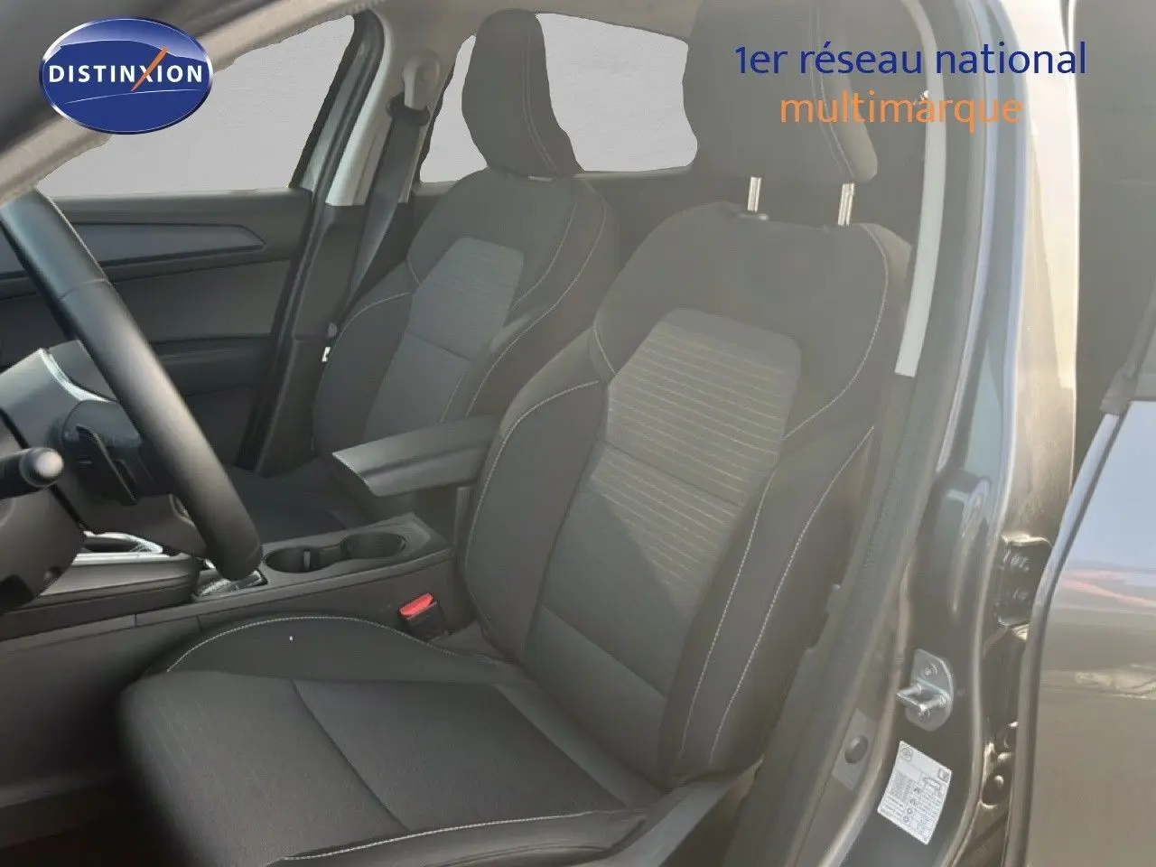 Vue intérieure côté conducteur du Renault Arkana gris satin métal 2025, mettant en valeur les sièges noirs et la console centrale.