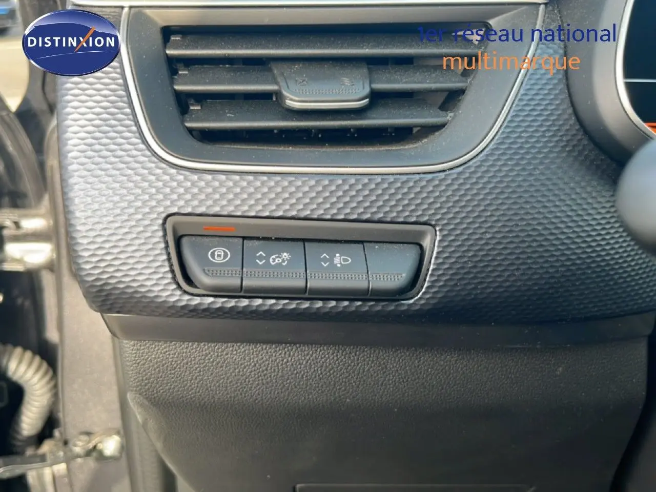 Gros plan sur les commandes d'éclairage et réglages du tableau de bord du Renault Arkana gris satin métal, côté conducteur.